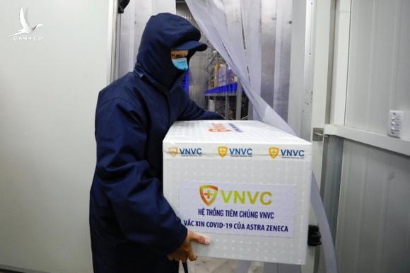 Cận cảnh lô vaccine Covid-19 tiêm đợt đầu tiên tại TP.HCM Cận cảnh lô vaccine Covid-19 tiêm đợt đầu tiên tại TP.HCM