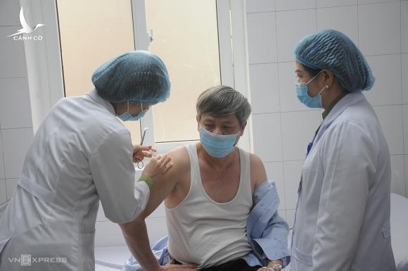 Phó thủ tướng Vũ Đức Đam tiêm thử vaccine Nano Covax của Việt Nam Phó thủ tướng Vũ Đức Đam tiêm thử vaccine Nano Covax của Việt Nam