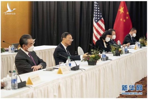 ‘Phiên dịch viên đẹp nhất của Trung Quốc’ nổi lên sau khẩu chiến Mỹ-Trung ‘Phiên dịch viên đẹp nhất của Trung Quốc’ nổi lên sau khẩu chiến Mỹ-Trung