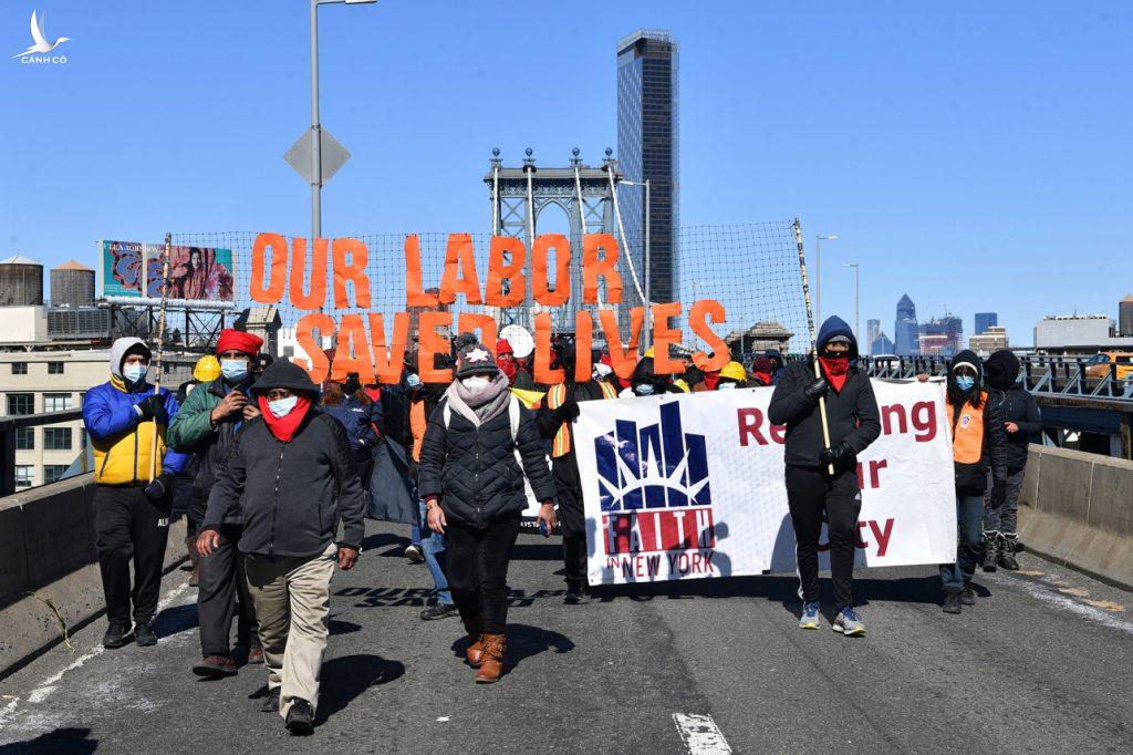New York ùn ứ vì người lao động biểu tình đòi quyền lợi New York ùn ứ vì người lao động biểu tình đòi quyền lợi