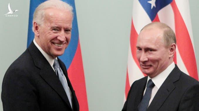 Ông Biden “giáng đòn” trừng phạt đầu tiên với Nga, Moscow giận dữ đáp trả