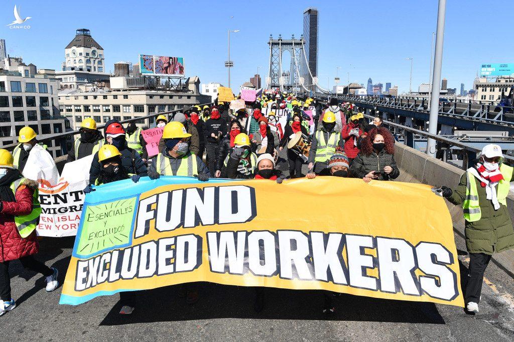 New York ùn ứ vì người lao động biểu tình đòi quyền lợi New York ùn ứ vì người lao động biểu tình đòi quyền lợi