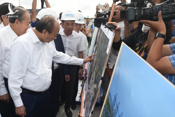 Thủ tướng Nguyễn Xuân Phúc kiểm tra “cửa ngõ giao thương phía Nam” Thủ tướng Nguyễn Xuân Phúc kiểm tra “cửa ngõ giao thương phía Nam”
