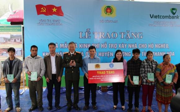 Bộ Công an hỗ trợ 30 tỉ làm 600 nhà cho hộ nghèo ở Thanh Hóa Bộ Công an hỗ trợ 30 tỉ làm 600 nhà cho hộ nghèo ở Thanh Hóa