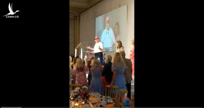 Ông Trump bất ngờ xuất hiện, phản đối ăn thịt chó ở Trung Quốc Ông Trump bất ngờ xuất hiện, phản đối ăn thịt chó ở Trung Quốc