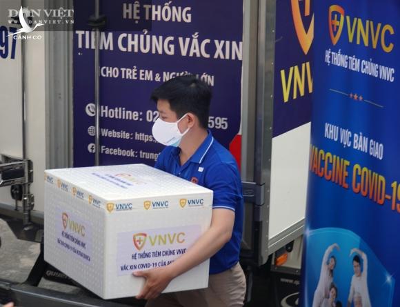 Cận cảnh lô vaccine Covid-19 tiêm đợt đầu tiên tại TP.HCM Cận cảnh lô vaccine Covid-19 tiêm đợt đầu tiên tại TP.HCM
