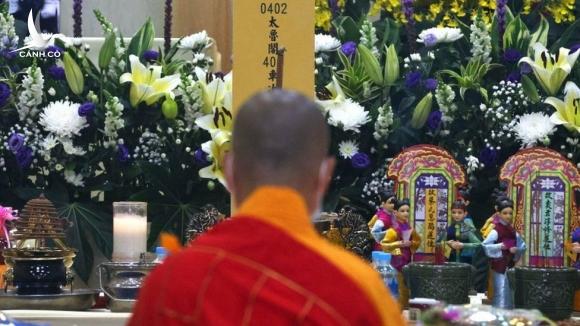 ‘Bà Chung tìm thấy chồng và con trai nhưng cả hai đều đã tắt thở’ ‘Bà Chung tìm thấy chồng và con trai nhưng cả hai đều đã tắt thở’