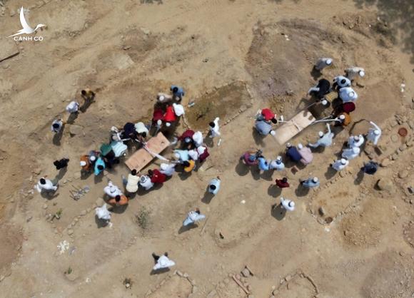 Chống dịch hỗn loạn dẫn đến thảm kịch ở Ấn Độ