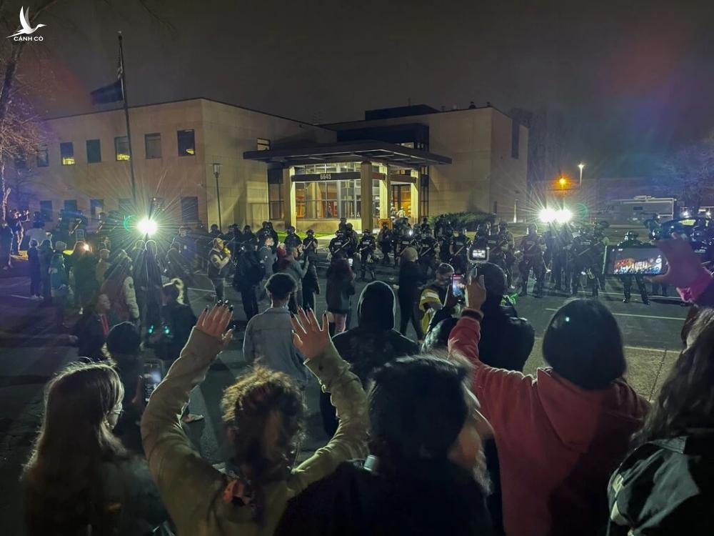 Con vừa báo bị cảnh sát dừng xe, lát sau mẹ phải đến nhận xác Con vừa báo bị cảnh sát dừng xe, lát sau mẹ phải đến nhận xác