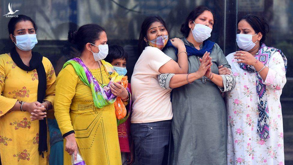 Khi tiền không mua được oxy: Người giàu Ấn Độ cũng không thoát “sóng thần” Covid-19 Khi tiền không mua được oxy: Người giàu Ấn Độ cũng không thoát “sóng thần” Covid-19