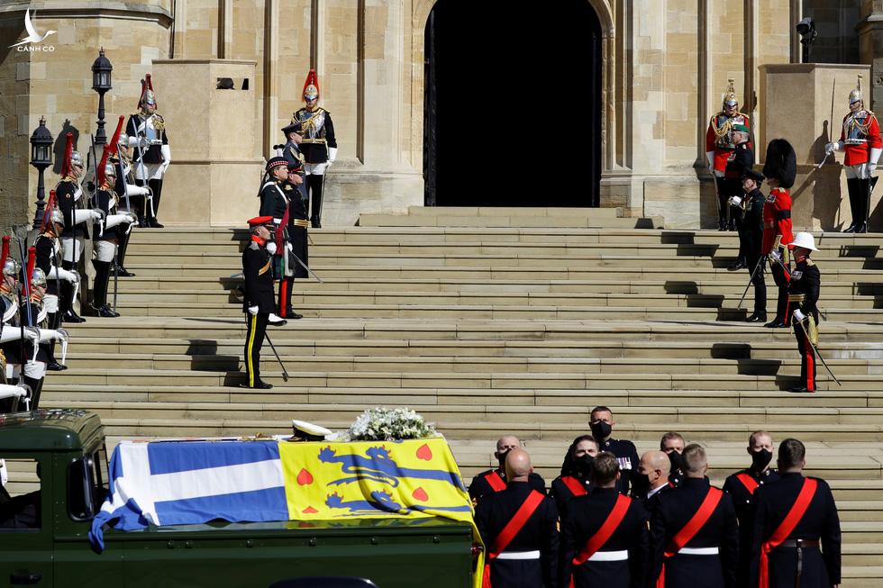 Nữ hoàng Anh lặng lẽ một mình, tiễn chồng về nơi an nghỉ cuối cùng Nữ hoàng Anh lặng lẽ một mình, tiễn chồng về nơi an nghỉ cuối cùng