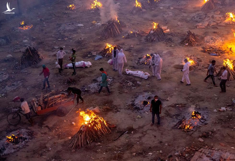 Ấn Độ tang thương trong “sóng thần” Covid-19, đạp đổ mọi kỷ lục thế giới