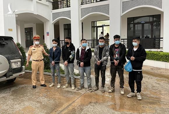 Kiểm tra xe ô tô trên cao tốc, phát hiện 6 người nhập cảnh trái phép