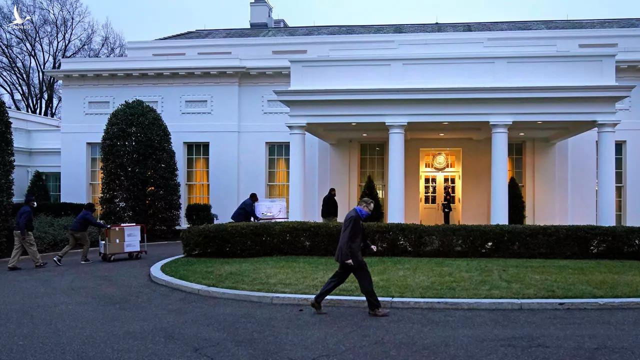 Nhà Trắng điều tra sự cố sức khỏe kỳ lạ của 2 quan chức Mỹ