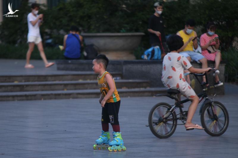 Hà Nội: Phớt lờ lệnh cấm, người dân vẫn chen chúc tập thể dục ở công viên Hà Nội: Phớt lờ lệnh cấm, người dân vẫn chen chúc tập thể dục ở công viên