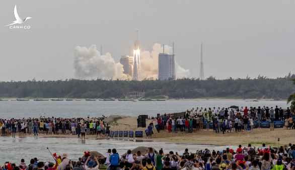 Tên lửa khổng lồ Trung Quốc sắp rơi xuống Trái đất, đang được ‘giám sát chặt’ Tên lửa khổng lồ Trung Quốc sắp rơi xuống Trái đất, đang được ‘giám sát chặt’