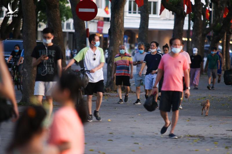 Hà Nội: Phớt lờ lệnh cấm, người dân vẫn chen chúc tập thể dục ở công viên Hà Nội: Phớt lờ lệnh cấm, người dân vẫn chen chúc tập thể dục ở công viên