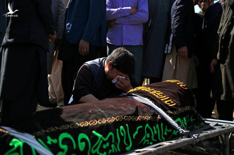 ‘Chúng tôi chôn cất 37 nữ sinh, có em còn đang mặc đồng phục’