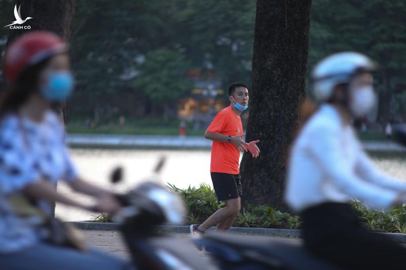 Hà Nội: Phớt lờ lệnh cấm, người dân vẫn chen chúc tập thể dục ở công viên Hà Nội: Phớt lờ lệnh cấm, người dân vẫn chen chúc tập thể dục ở công viên