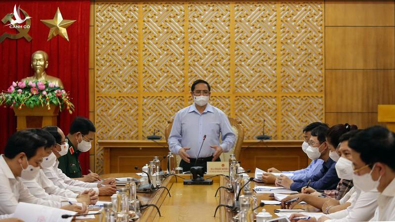 Thủ tướng Phạm Minh Chính trực tiếp thị sát và làm việc tại “tâm dịch” Bắc Giang