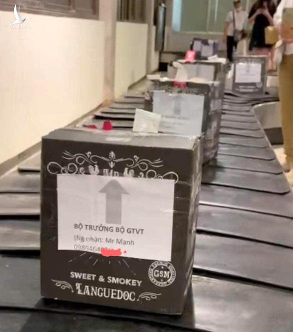 Nóng: Người mạo danh Bộ trưởng Nguyễn Văn Thể gửi lô hàng “khủng” là nhân viên Bộ GTVT Nóng: Người mạo danh Bộ trưởng Nguyễn Văn Thể gửi lô hàng “khủng” là nhân viên Bộ GTVT