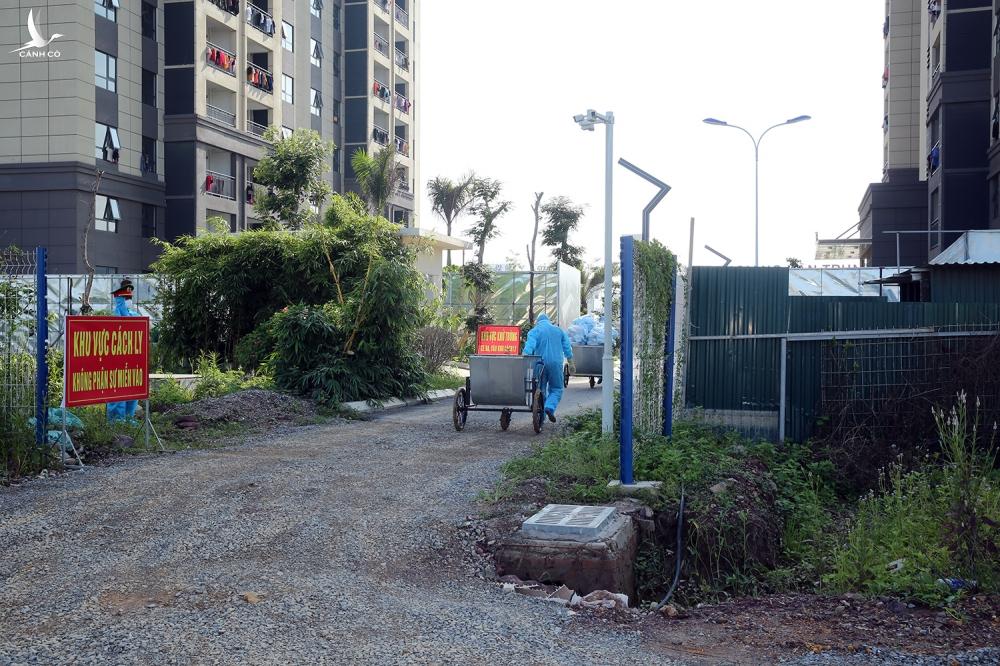 Hình ảnh Phó Thủ tướng Vũ Đức Đam kiểm tra một số điểm cách ly, phong toả tại ‘tâm dịch’ Bắc Giang