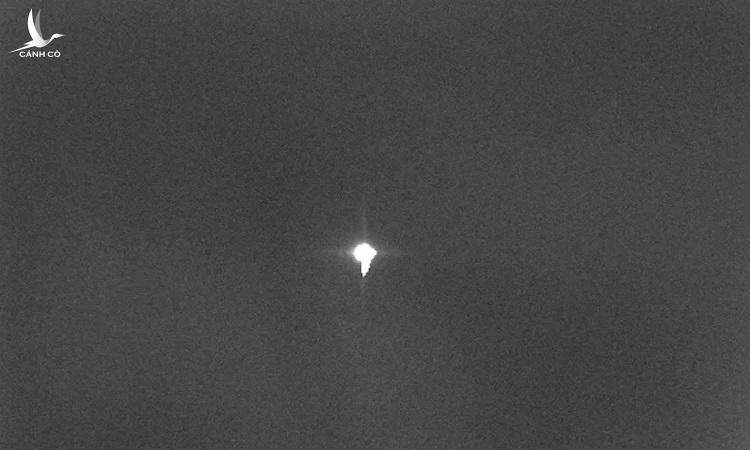 Hình ảnh đầu tiên của lõi tên lửa Trung Quốc rơi xuống Trái Đất Hình ảnh đầu tiên của lõi tên lửa Trung Quốc rơi xuống Trái Đất