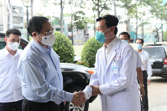 Thủ tướng Phạm Minh Chính kiểm tra phòng chống dịch ở bệnh viện ĐH Y dược và Chợ Rẫy Thủ tướng Phạm Minh Chính kiểm tra phòng chống dịch ở bệnh viện ĐH Y dược và Chợ Rẫy