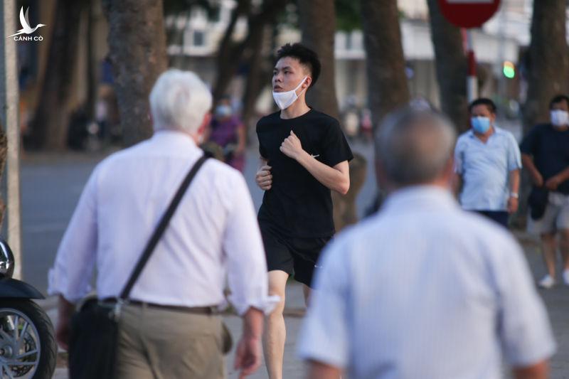 Hà Nội: Phớt lờ lệnh cấm, người dân vẫn chen chúc tập thể dục ở công viên Hà Nội: Phớt lờ lệnh cấm, người dân vẫn chen chúc tập thể dục ở công viên