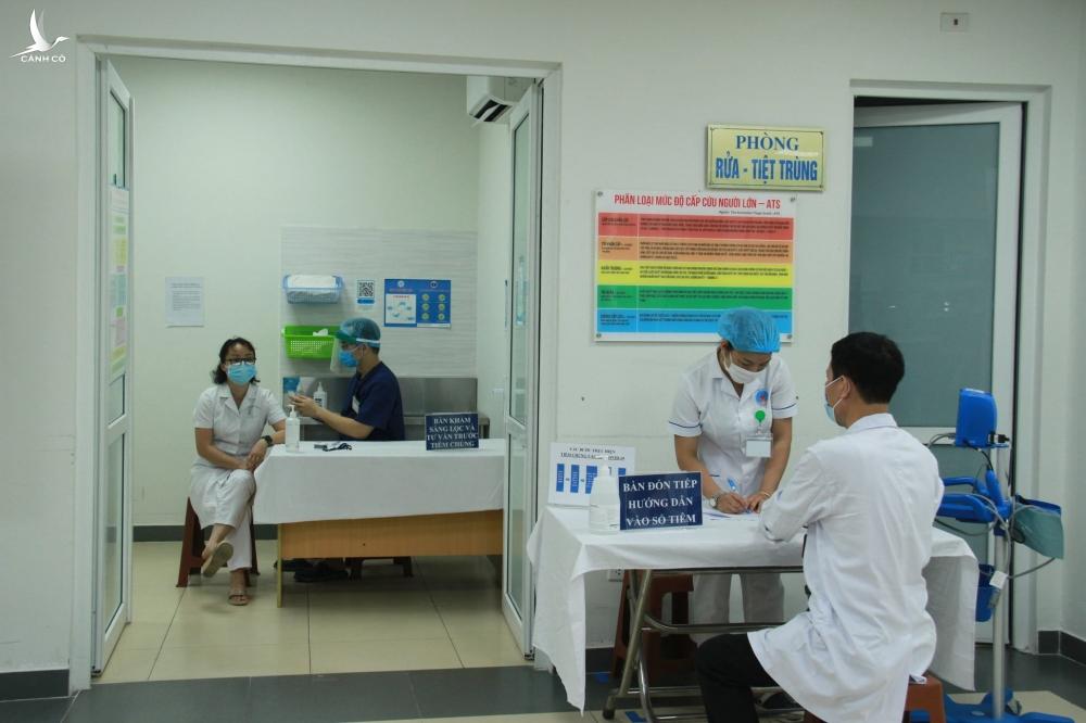 Đẩy mạnh tiêm vắc xin phòng COVID-19 cho cán bộ y tế đảm bảo an toàn