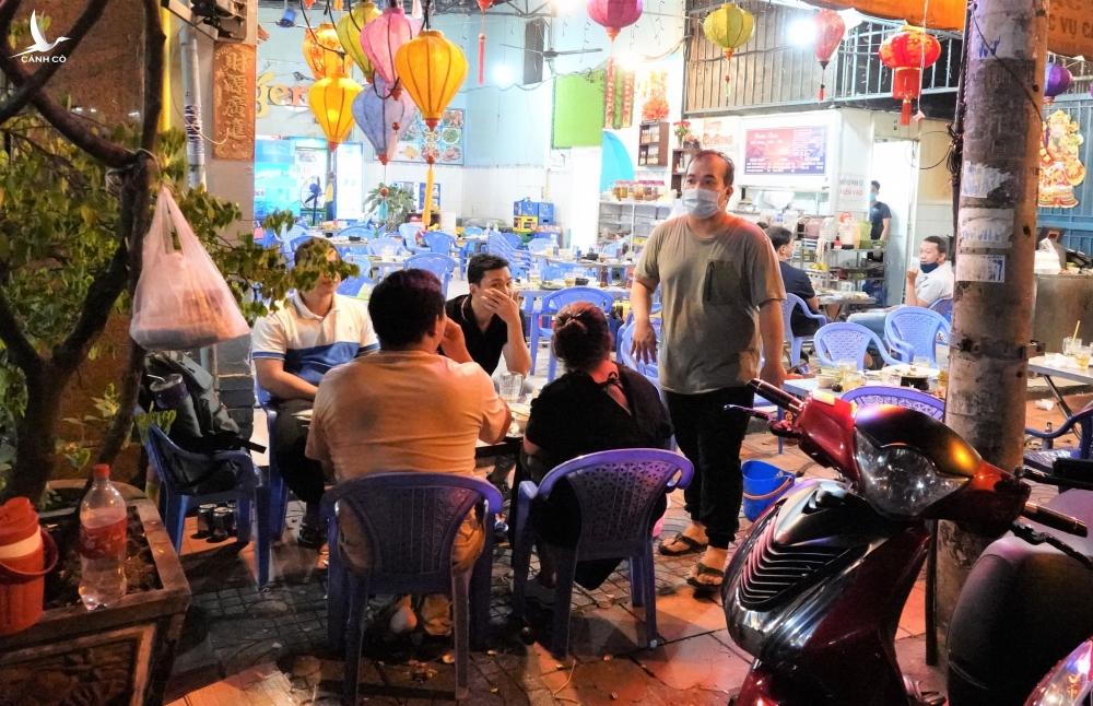 Quán ăn dừng bán tại chỗ, nhà hàng không phục vụ quá 20 người