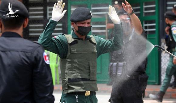 Gác chốt kiểm dịch COVID-19, 84 cảnh sát ở Campuchia dương tính với corona Gác chốt kiểm dịch COVID-19, 84 cảnh sát ở Campuchia dương tính với corona