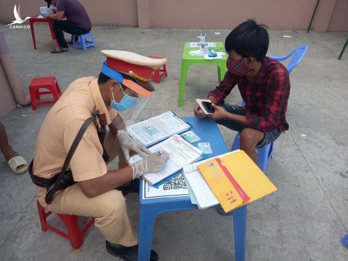 7 người trốn sau thùng xe tải khi qua chốt kiểm dịch ở Bà Rịa – Vũng Tàu 7 người trốn sau thùng xe tải khi qua chốt kiểm dịch ở Bà Rịa – Vũng Tàu