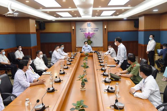 Thủ tướng Phạm Minh Chính kiểm tra phòng chống dịch ở bệnh viện ĐH Y dược và Chợ Rẫy Thủ tướng Phạm Minh Chính kiểm tra phòng chống dịch ở bệnh viện ĐH Y dược và Chợ Rẫy