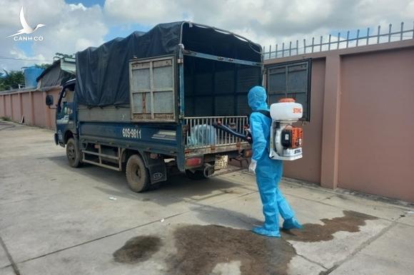 7 người trốn sau thùng xe tải khi qua chốt kiểm dịch ở Bà Rịa – Vũng Tàu 7 người trốn sau thùng xe tải khi qua chốt kiểm dịch ở Bà Rịa – Vũng Tàu