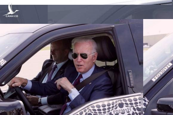 Ông Biden lái xe điện, nói đùa sẽ cán phóng viên nếu hỏi về Israel – Hamas Ông Biden lái xe điện, nói đùa sẽ cán phóng viên nếu hỏi về Israel – Hamas