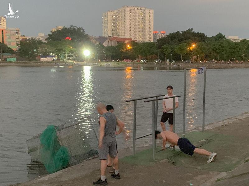 Hà Nội: Phớt lờ lệnh cấm, người dân vẫn chen chúc tập thể dục ở công viên Hà Nội: Phớt lờ lệnh cấm, người dân vẫn chen chúc tập thể dục ở công viên
