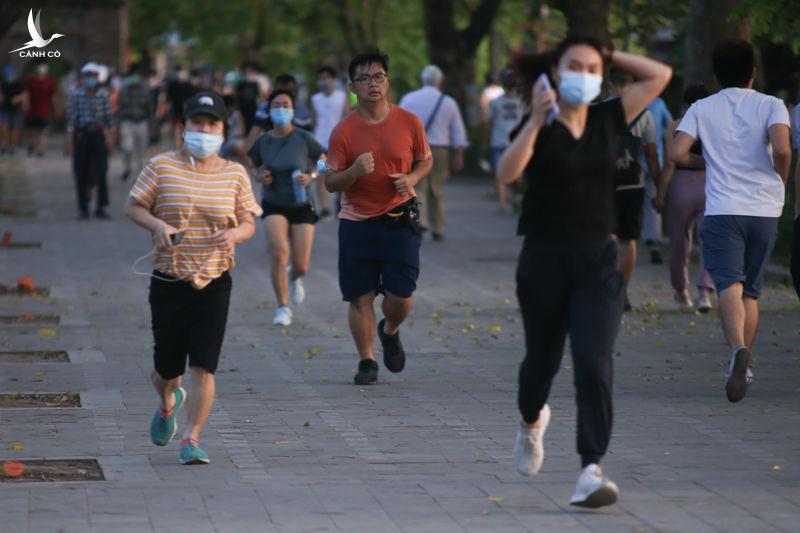 Hà Nội: Phớt lờ lệnh cấm, người dân vẫn chen chúc tập thể dục ở công viên Hà Nội: Phớt lờ lệnh cấm, người dân vẫn chen chúc tập thể dục ở công viên