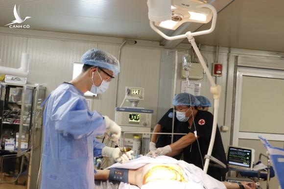 Bác sĩ Việt Nam đội mũ sắt, mặc áo chống đạn cấp cứu bệnh nhân ở Nam Sudan