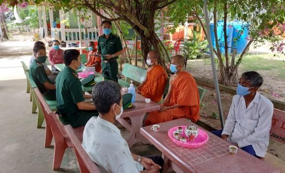 Vừa đảm bảo quyền bỏ phiếu, vừa giữ chắc nghĩa vụ canh giữ biên giới Tây Nam