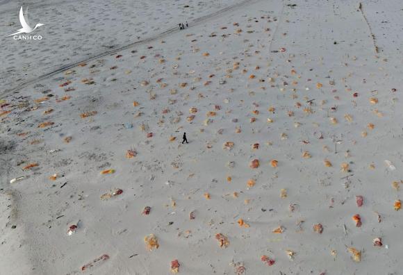 Thực tại trần trụi sau trận mưa làm lộ ra tử thi bên sông Hằng Thực tại trần trụi sau trận mưa làm lộ ra tử thi bên sông Hằng