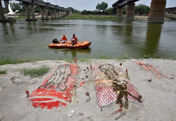 Thực tại trần trụi sau trận mưa làm lộ ra tử thi bên sông Hằng Thực tại trần trụi sau trận mưa làm lộ ra tử thi bên sông Hằng