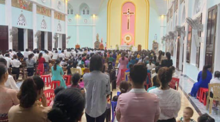 Theo vết chân tội lỗi của lm Bùi Khiêm Cường, đến lượt lm Phạm Thế Hưng tổ chức hành lễ đông người, bất chấp quy định phòng dịch Theo vết chân tội lỗi của lm Bùi Khiêm Cường, đến lượt lm Phạm Thế Hưng tổ chức hành lễ đông người, bất chấp quy định phòng dịch