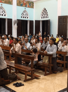 Theo vết chân tội lỗi của lm Bùi Khiêm Cường, đến lượt lm Phạm Thế Hưng tổ chức hành lễ đông người, bất chấp quy định phòng dịch Theo vết chân tội lỗi của lm Bùi Khiêm Cường, đến lượt lm Phạm Thế Hưng tổ chức hành lễ đông người, bất chấp quy định phòng dịch