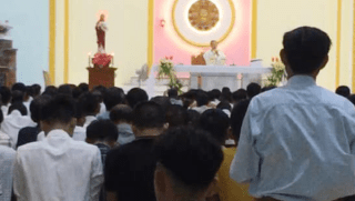 Theo vết chân tội lỗi của lm Bùi Khiêm Cường, đến lượt lm Phạm Thế Hưng tổ chức hành lễ đông người, bất chấp quy định phòng dịch Theo vết chân tội lỗi của lm Bùi Khiêm Cường, đến lượt lm Phạm Thế Hưng tổ chức hành lễ đông người, bất chấp quy định phòng dịch