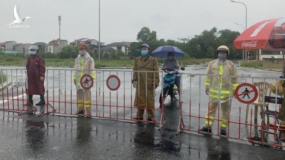 Hai vợ chồng ở Hà Tĩnh dương tính Covid-19: Phong tỏa 500 hộ dân Hai vợ chồng ở Hà Tĩnh dương tính Covid-19: Phong tỏa 500 hộ dân
