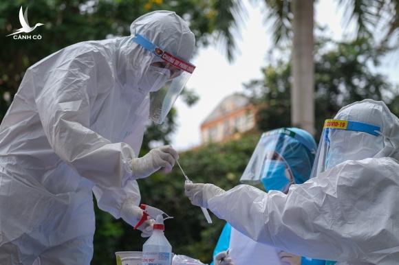 Việt Nam ‘chọn con đường khó nhất’ trong chống dịch Việt Nam ‘chọn con đường khó nhất’ trong chống dịch