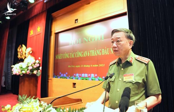 Chủ tịch nước Nguyễn Xuân Phúc dự Hội nghị sơ kết công tác Công an 6 tháng đầu năm 2021