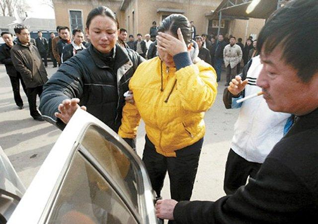 Tỷ phú đầu tiên trên thế giới bị tiêm thuốc độc, xin nộp gần 2 ngàn tỷ không thoát tội Tỷ phú đầu tiên trên thế giới bị tiêm thuốc độc, xin nộp gần 2 ngàn tỷ không thoát tội