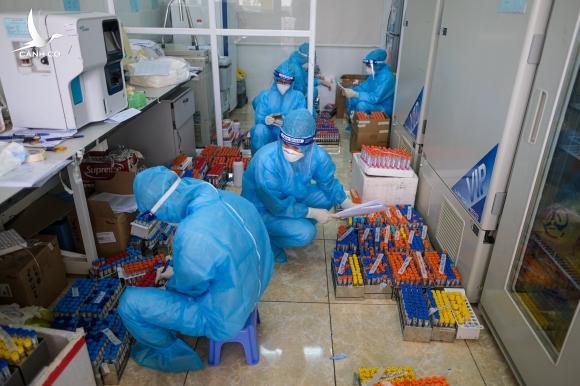 Việt Nam ‘chọn con đường khó nhất’ trong chống dịch Việt Nam ‘chọn con đường khó nhất’ trong chống dịch